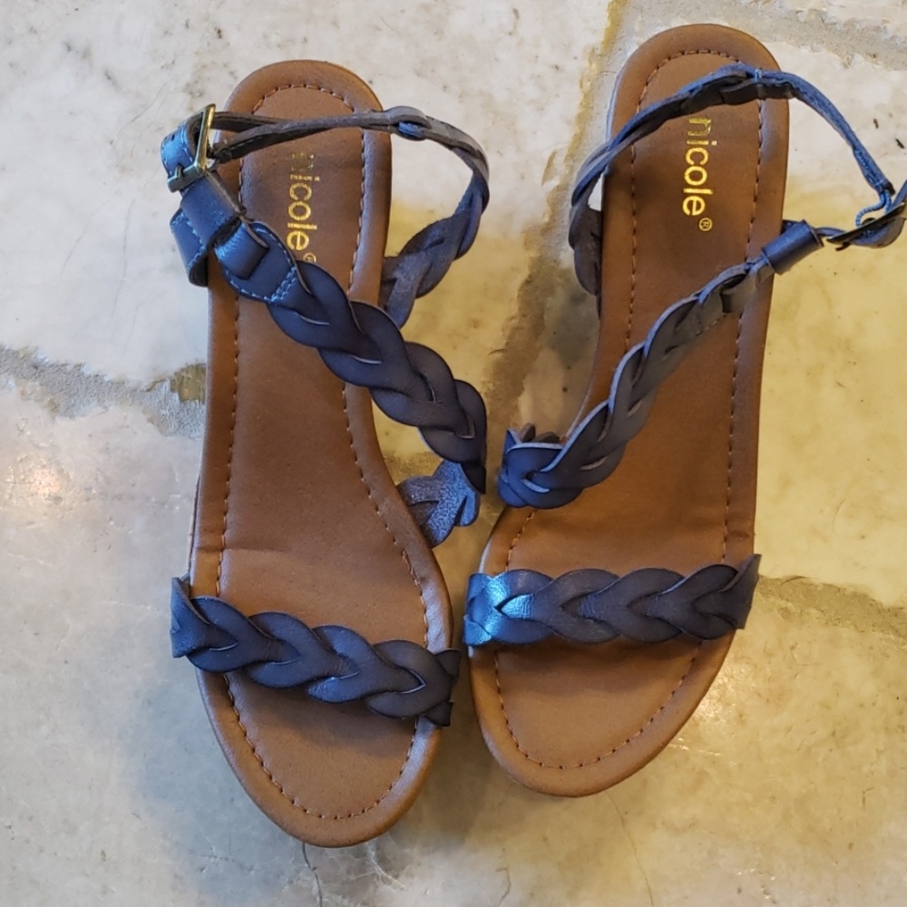 Nicole wedges